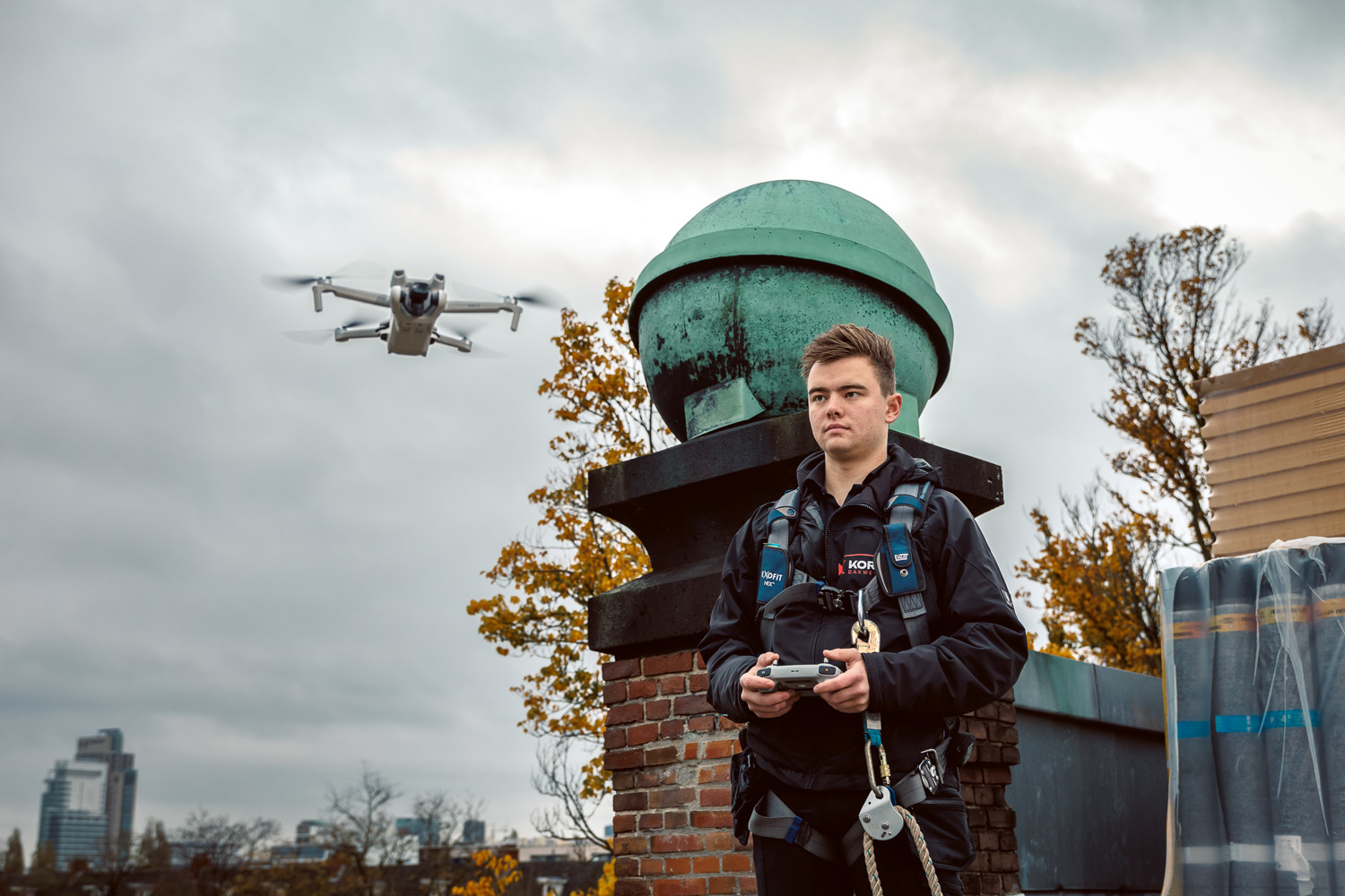 Dakinspecteur van Korff Dakwerken voert met een drone een inspectie uit op een dak.