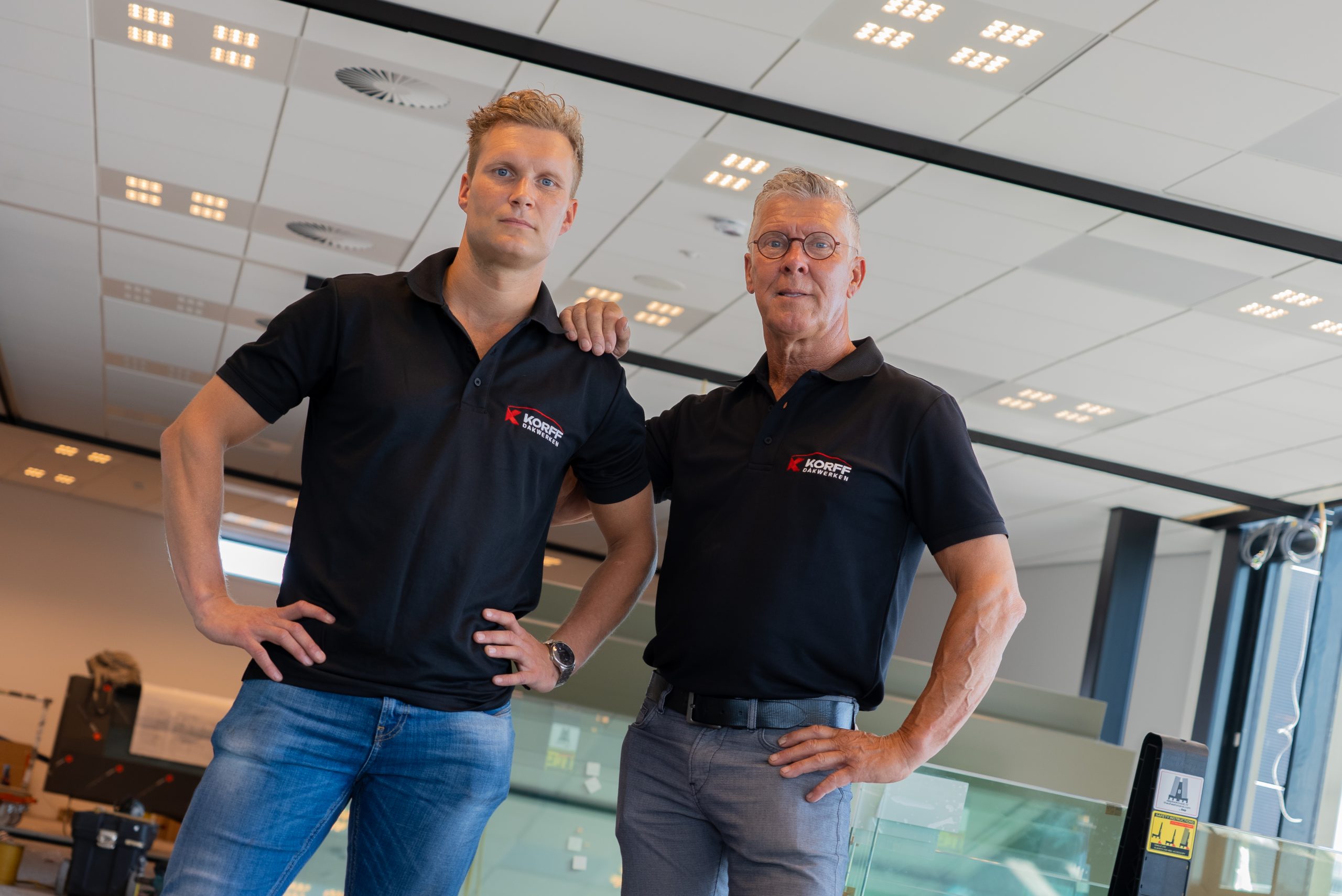 Robin Korff en René Korff staan samen op kantoor bij Korff Dakwerken.