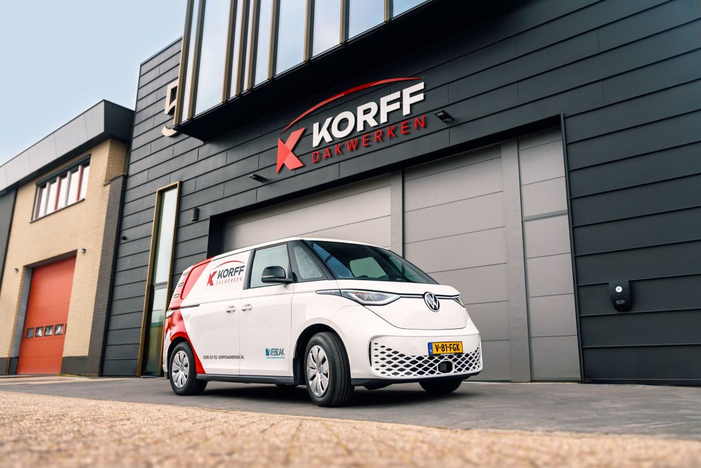 Bedrijfspand van Korff Dakwerken met een bedrijfswagen voor de entree.