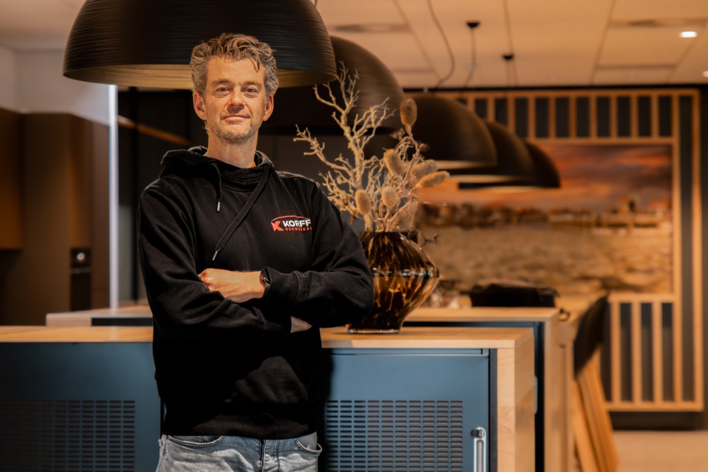 Interview: Remco Sandifort scheurt op zijn elektrische motor van dak naar dak in Amsterdam