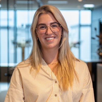 Collega van Korff Dakwerken op kantoor